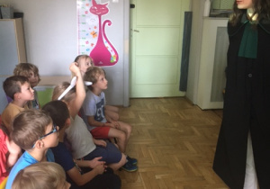 Grupa dzieci słuchająca opowiadania Pani adwokat.