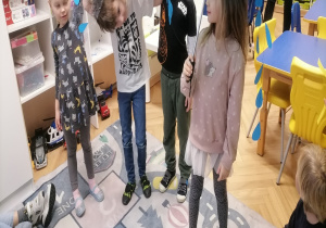 Dzieci trzymają pogodowe rekwizyty