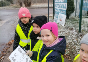 Dzieci podczas wykonywania zadań w grupach podczas spaceru