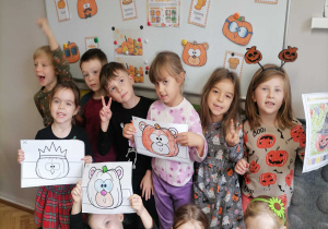 Dieci pozują do zdjęcia na tle dyniowej dekoracji
