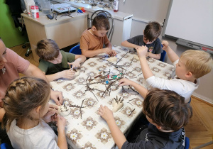 Dzieci modelują jeże z masy solnej przy stoliku