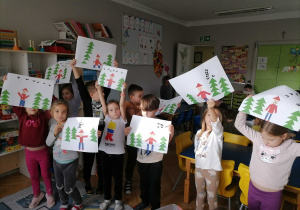Dzieci prezentują swoje prace wykonane z figur geometrycznych
