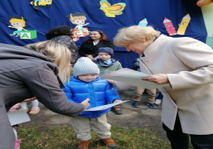 Chłopiec otrzymuje dyplom