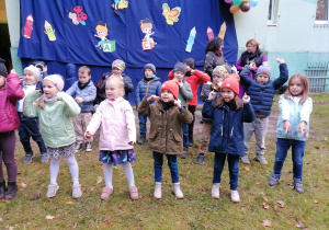 Najstarsza grupa tańczy i śpiewa