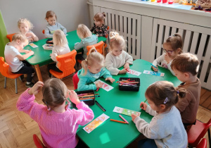 Dzieci kolorują brakujące elementy kredek