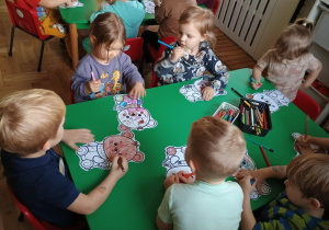 Dzieci kolorują pluszowego misia