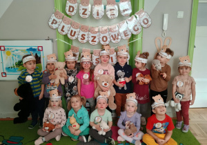 Dzieci pozują do zdjęcia ze swoimi pluszowymi misami
