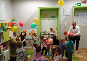 Dzieci wraz z Panią tańczą z balonami