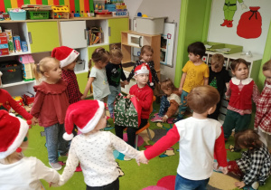 Dzieci świętują imieniny chłopca