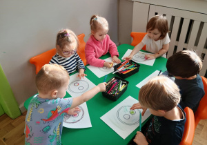 Dzieci kolorują swój wymarzony guzik