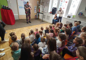 Dzieci obserwują Pana Bańkę