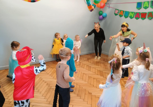 Dzieci wraz z Paniami naśladują przeciąganie liny