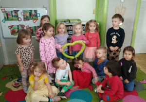 Dzieci pozują do zdjęcia z balonem w kształcie serca
