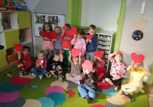 Dzieci pozują do zdjęcia
