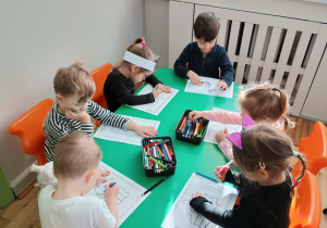 Dzieci kolorują koty