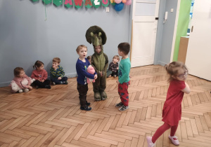 Dzieci reagują na sygnał w przerwie w muzyce