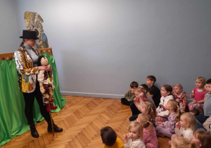 Dzieci oglądają przedstawienie
