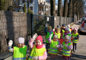 Dzieci z workami zbierają śmieci