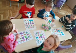 Dzieci przy stolikach grają w BINGO skarpetkowe
