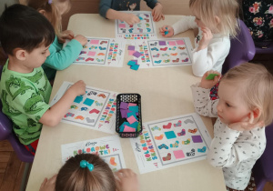Dzieci przy stolikach BINGO