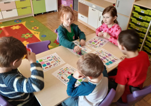 Dzieci przy stolikach