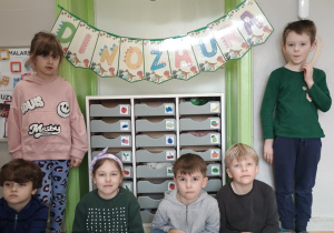 Dzieci pozują do zdjęcia