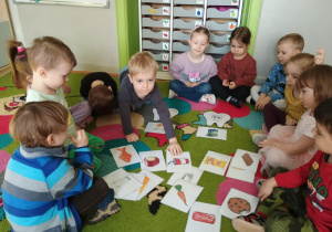 Dzieci segregują plansze ze zdrowymi i niezdrowymi artykułami