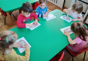 Dzieci czyszczą ilustracje przedstawiającą brudne zęby