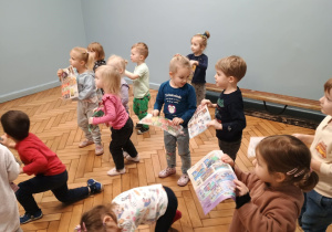 Dzieci trzymają w rękach kolorowe gazety