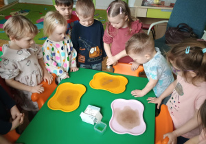 Chłopiec wsypuje pieprz dowody
