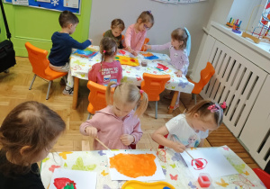 Dzieci malują farbami przy stoliku
