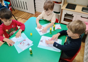 Chłopcy układają obrazek z pociętych elementów