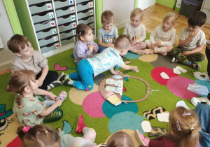 Chłopiec układa produkty do świątecznego koszyczka
