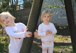 Dziewczynki pozują do zdjęcia w ogrodzie przedszkolnym