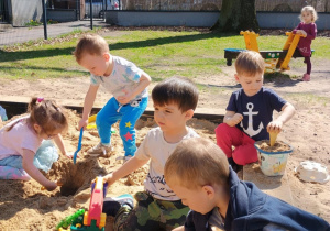 Dzieci bawią się w piaskownicy