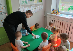 Uczeń Szkoły Podstawowej Wykonuje eksperyment
