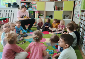 Uczeń Szkoły Podstawowej czyta dzieciom książkę