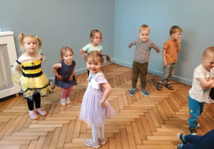 Dzieci tańczą na sali gimnastycznej