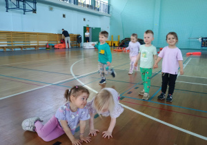 dzieci na sali gimnastycznej pozują do zdjęcia