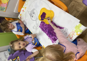 Dzieci malujące farbami bajkową postać Mashy.