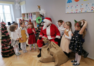 Grupa dzieci podczas spotkania z Mikołajem.