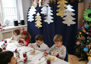 Grupa dzieci podczas obiadu Wigilijnego.