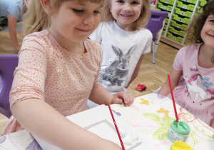 Dziewczynki malują ramki gipsowe