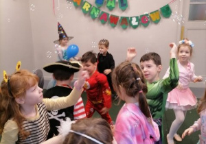 Dzieci wspólnie bawią się podczas balu.