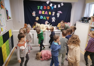 Dzieci chodzą po dywanie do rymowanki "Grizzly bear" w języku angielskim