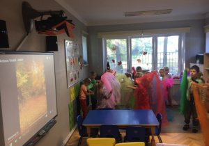 Dzieci tańczące z kolorowymi chustkami.