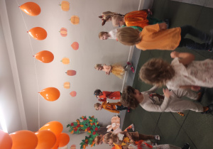 Dzieci w przebraniach bawiące się na balu jesieni.