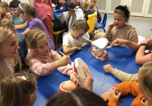 Grupa dzieci podczas zajęć z higieny jamy ustnej.