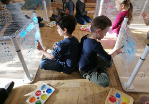 Dzieci malujące farbami do muzyki klasycznej.