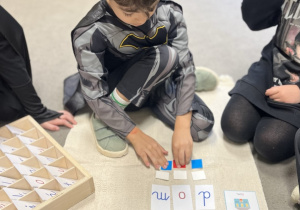 Chłopiec układający model wyrazu.